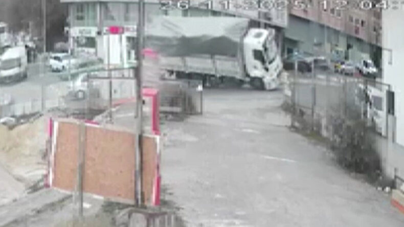 Kamyon Virajda Çektiği Aşırı Yükle Yan Yattı