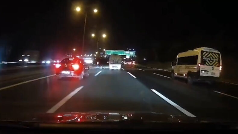 Kamyonet Devrildi, Makas Atan Araç Kazaya Sebep Oldu