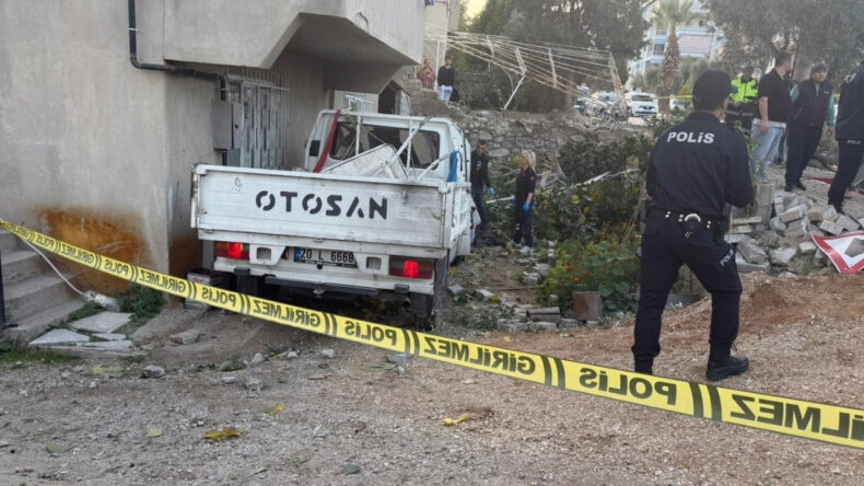 Kamyonet Ev Bah&ccedil;esine U&ccedil;tu: 3 Yaralı