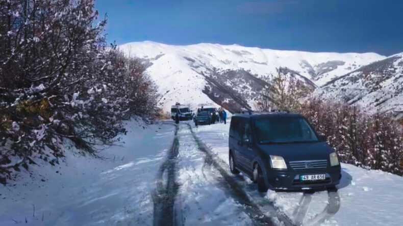 Kar yağışı başlamasıyla yollar kapandı