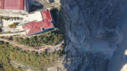 Kayaların D&uuml;şmesiyle Lise &Ouml;ğrencileri Tahliye Edildi