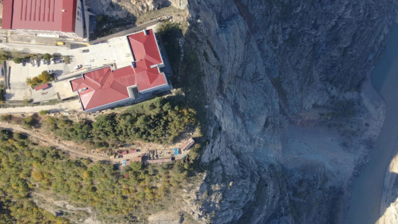 Kayaların D&uuml;şmesiyle Lise &Ouml;ğrencileri Tahliye Edildi