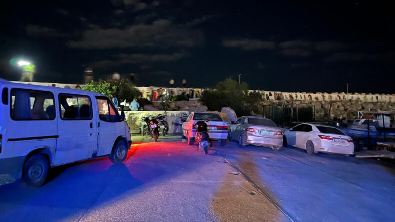 Kayalıklarda yürürken denize düştü ve ağır yaralandı