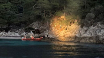 Kayalıkta Mahsur Kalan 21 G&ouml;&ccedil;men Kurtarıldı