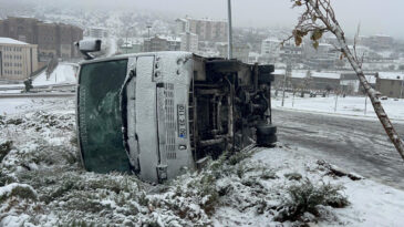 Kaygan yolda facia: Nevşehir&rsquo;de iş&ccedil;i servisi devrildi, 14 yaralı