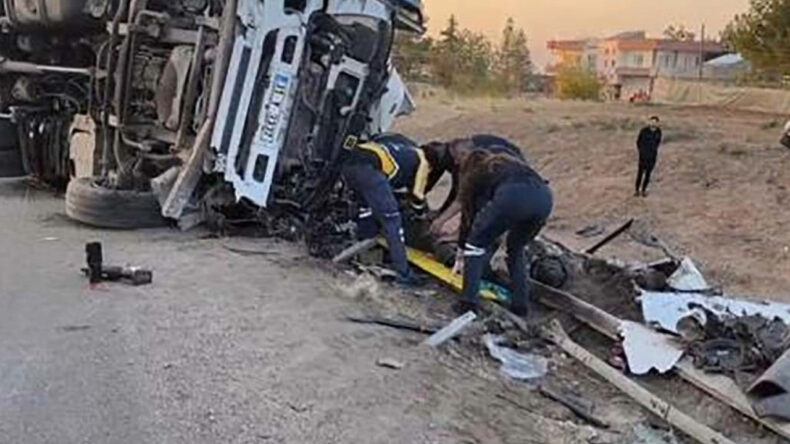 Kazaya Yardım İ&ccedil;in Giderken İki Gen&ccedil; Ara&ccedil; &Ccedil;arptı