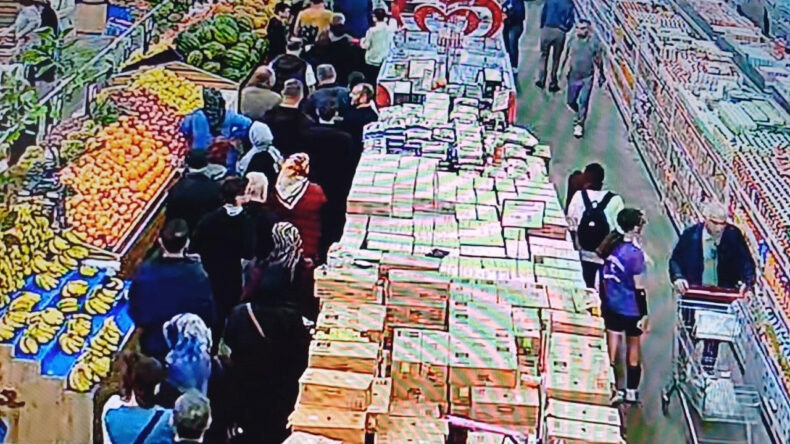 Kilosu 50 Liraya Düşen Hamsi İçin Uzun Kuyruklar Oluştu