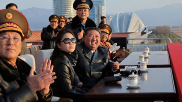 Kim Jong-un Keyifle F&uuml;ze ve İHA'ları İzledi