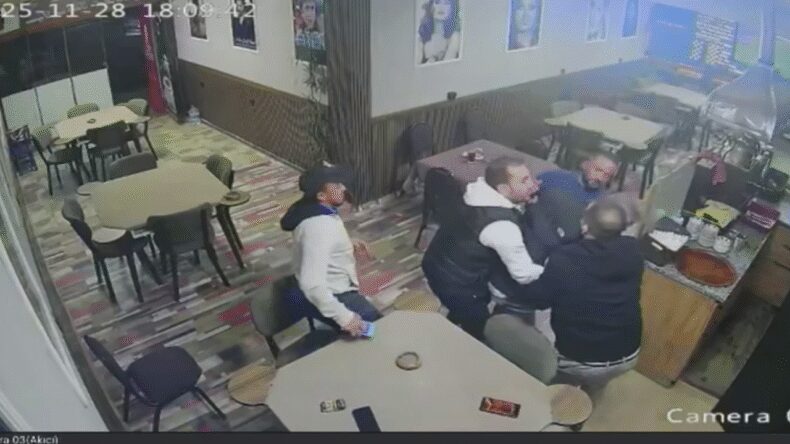 Kıraathanede Korku Dolu Anlar: Tost Yerken Nefes Aldı