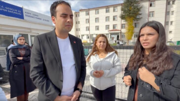 Kız &Ouml;ğrenciler Tepkili: Bir Anda Kapının &Ouml;n&uuml;ne Konuldular