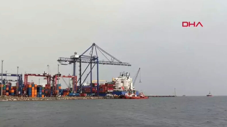 Kocaeli'de Alabora Olan Teknede İki Balık&ccedil;ı Bulunuyor