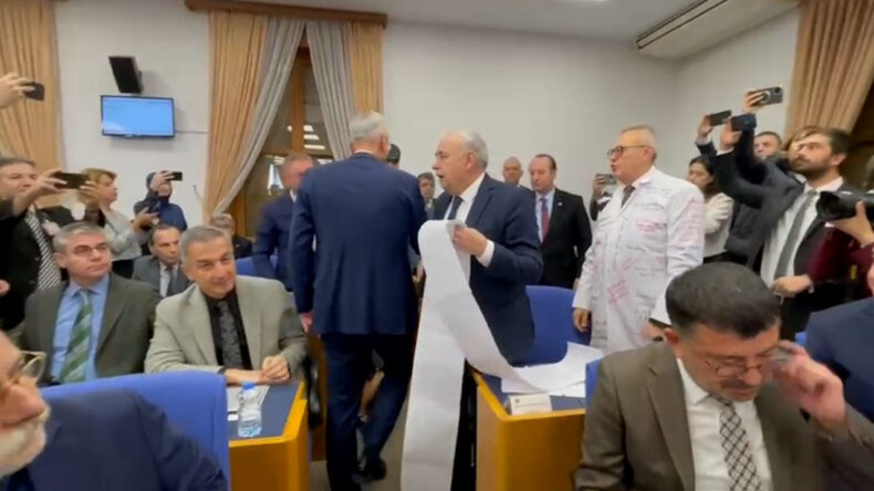 Komisyon Gerildi: CHP'li Vekil Rulo A&ccedil;tı, Bakan Arkasına Bile Bakmadı