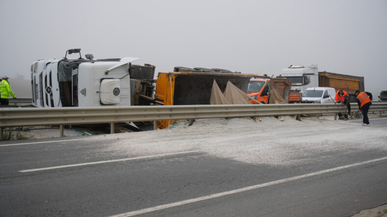 Kum Yüklü Tır Devrildi: Sürücü Camdan Çıkarıldı