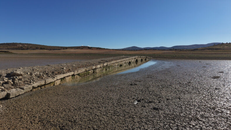Kuraklık Tarihi Köprüyü Gün Yüzüne Çıkardı
