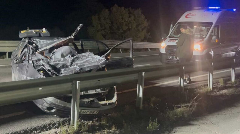 K&uuml;tahya'da Feci Kaza: Otomobil TIR'a Arkadan &Ccedil;arptı