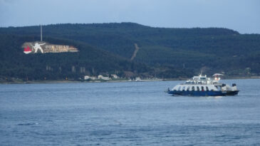 Kuvvetli R&uuml;zgar Deniz Trafiğini Olumsuz Etkiledi: Feribot Seferleri İptal Edildi