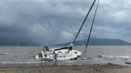 Kuvvetli R&uuml;zgar Marmaris&rsquo;i Vurdu: İki Yelkenli Karaya Oturdu