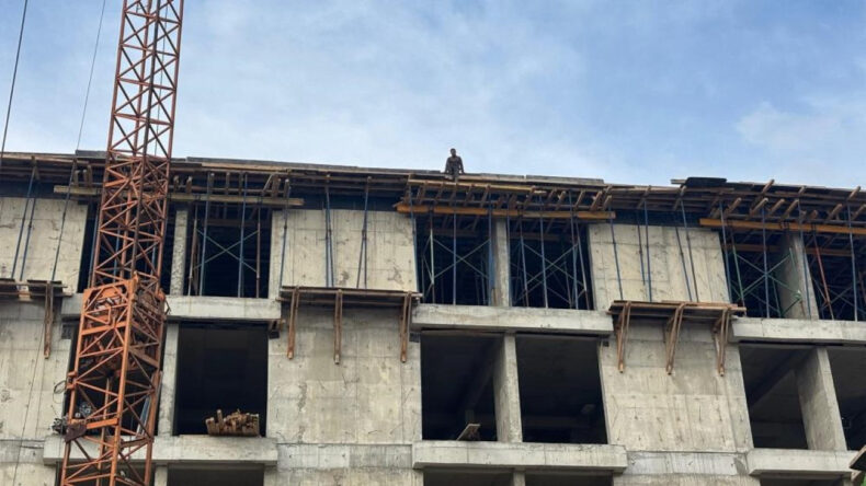 Maaş Hakkı İ&ccedil;in &Ccedil;atıya &Ccedil;ıkan İş&ccedil;iler: "İ&ccedil;eride 3.5 Milyon Liramız Var"