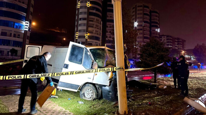 Malatya'da Gece Yarısı Feci Kaza: Minibüs Direğe Çarptı, Sürücü Öldü