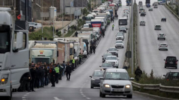Mali Kriz Başkentteki Toplu Taşımayı Fel&ccedil; Etti