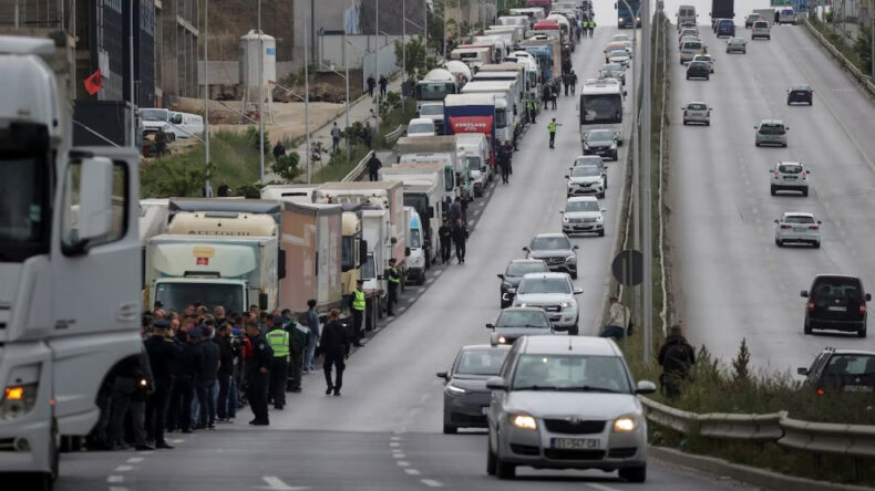 Mali Kriz Başkentteki Toplu Taşımayı Fel&ccedil; Etti