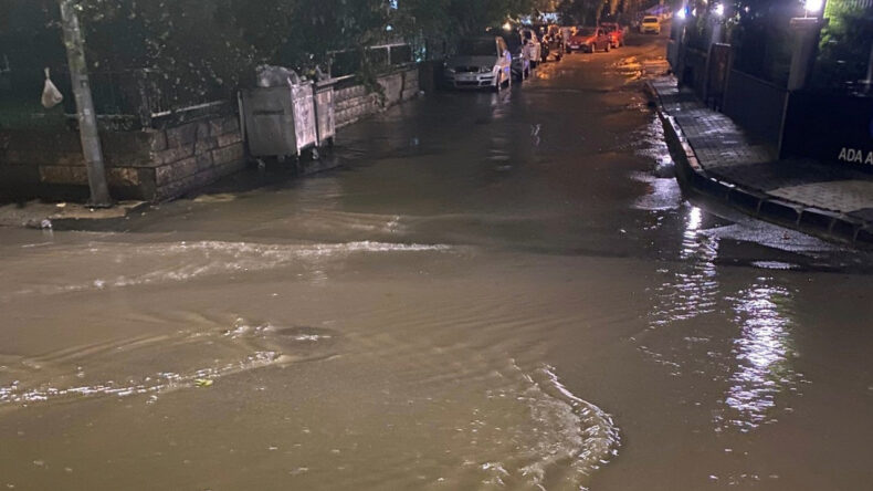 Maltepe’de Sağanak Yağış Sonrası Sokaklar Göle Dönüştü