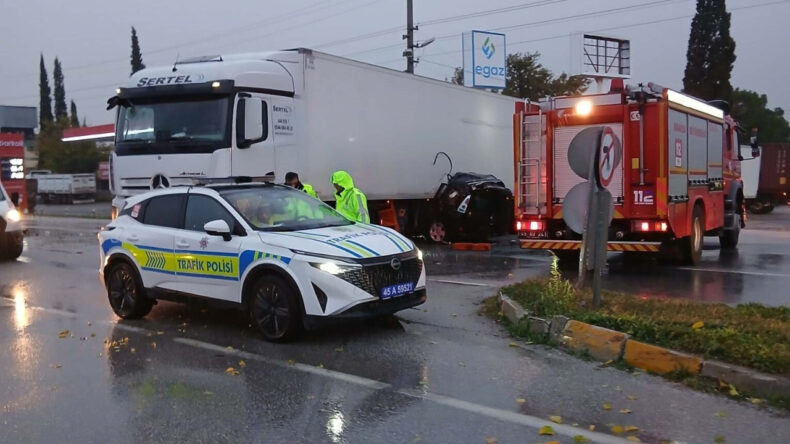 Manisa'da Feci Kaza: Otomobil TIR Dorsesine Girdi, Çift Hayatını Kaybetti
