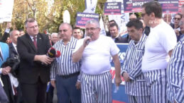 Memurlar Pijamalı Protesto ile Seslerini Duyurdu