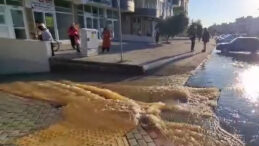 Mersin'de Su Borusu Patladı: &Uuml;&ccedil; Sitenin Bah&ccedil;esini Su Bastı, İstinat Duvarı &Ccedil;&ouml;kt&uuml;