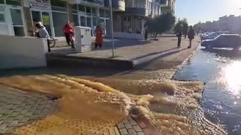 Mersin'de Su Borusu Patladı: &Uuml;&ccedil; Sitenin Bah&ccedil;esini Su Bastı, İstinat Duvarı &Ccedil;&ouml;kt&uuml;