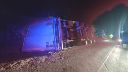 Mersin'de Yabancı Plakalı Tır Devrildi: S&uuml;r&uuml;c&uuml; Hayatını Kaybetti