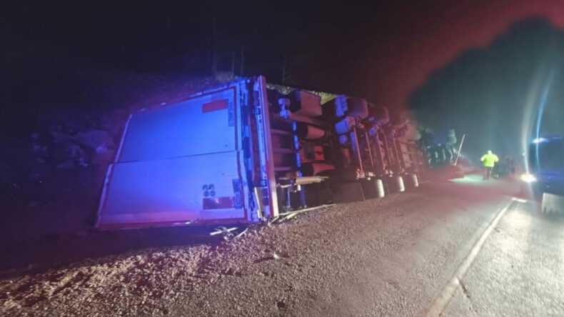 Mersin'de Yabancı Plakalı Tır Devrildi: S&uuml;r&uuml;c&uuml; Hayatını Kaybetti