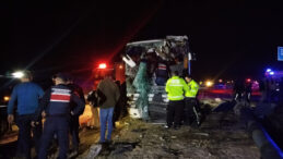 Minib&uuml;s ile Otob&uuml;s &Ccedil;arpıştı: &Ccedil;ok Sayıda Yaralı Var