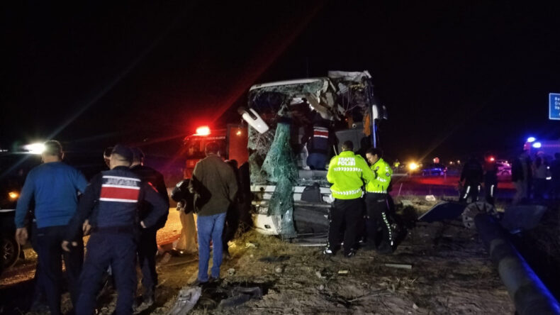 Minib&uuml;s ve Otob&uuml;s &Ccedil;arpıştı: Bir &Ouml;l&uuml;, &Ccedil;ok Sayıda Yaralı