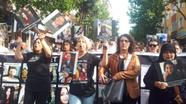 Mısra &Ouml;z 'kamu g&ouml;revlisine hakaret' davasından beraat etti