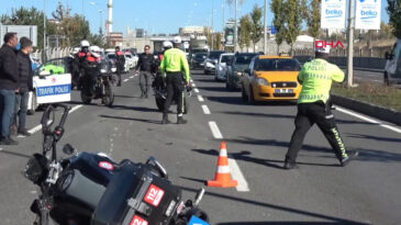 Motosiklet, kamyona &ccedil;arptı: 1 polis yaralı