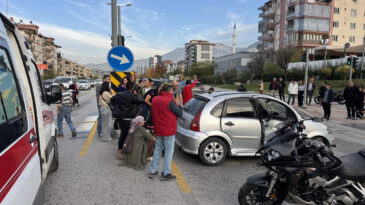 Motosikletle Otomobil &Ccedil;arpıştı: 4 Yaralı
