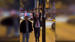 Mustafa Sarıg&uuml;l, Kızılay Tabelasının &Ouml;n&uuml;nde Gen&ccedil;lerle Buluştu