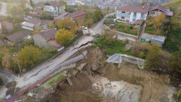 Okul İnşaatı İ&ccedil;in Kazılan Temelin Yanındaki Yol &Ccedil;&ouml;km&uuml;ş Durumda