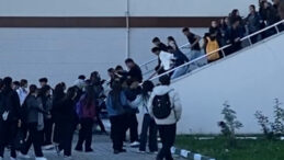 Okulu basıp &ouml;ğretmenlerin g&ouml;z&uuml; &ouml;n&uuml;nde &ouml;ğrenciyi d&ouml;vd&uuml;ler