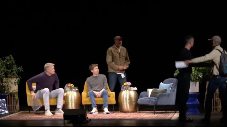 OpenAI CEO'su şaşkına döndü: Elinde zarfla sahneye çıktı