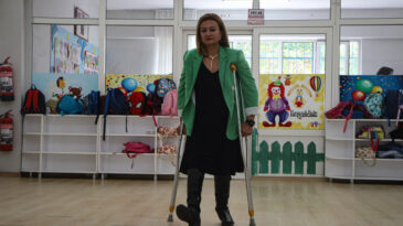 Ortopedik Engelli &Ouml;ğretmen, Hayallerini Ger&ccedil;ekleştirerek İlham Oluyor