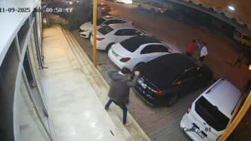 Oto Galeriye Pompalı T&uuml;fekle Ateş A&ccedil;tılar