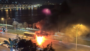 Otob&uuml;s Motoru Alev Alev Yandı, Yolcular Son Anda İndi