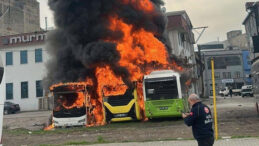 Otob&uuml;sler Alevlere Teslim Oldu