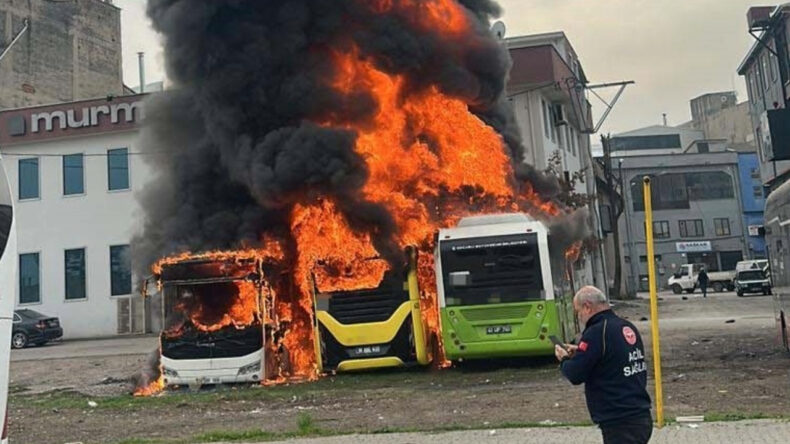 Otob&uuml;sler Alevlere Teslim Oldu