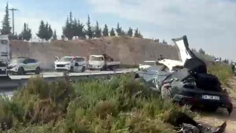 Otomobil Bariyerlere &Ccedil;arptı: 1 Kişi Hayatını Kaybetti, 4 Yaralı