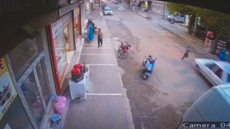 Otomobil &Ccedil;arptı, Saniyeler İ&ccedil;inde Ayağa Kalkarak Ka&ccedil;tı