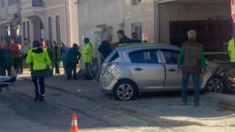 Otomobil Fırına Daldı: 4 Kişi Yaralandı