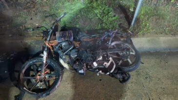 Otomobille &Ccedil;arpışan Motosiklet Alev Aldı